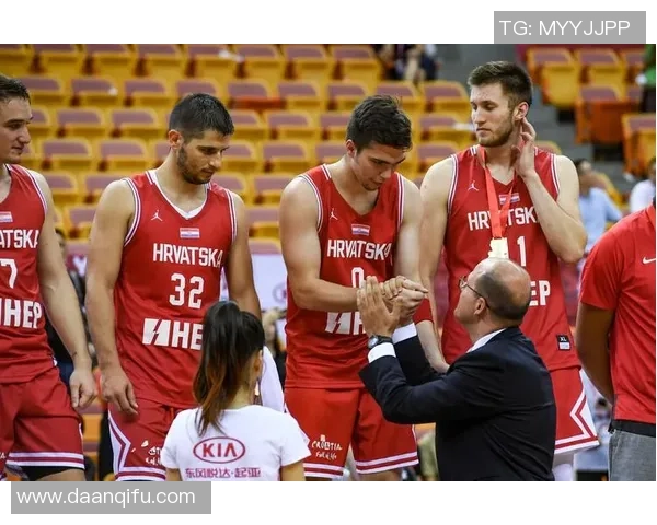 洲际杯赛评析：上海篮球队在比赛中的战术意识与团队协作表现分析