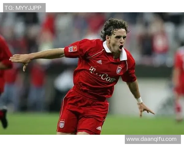 红衣足球明星的身份揭秘及其精彩瞬间图片欣赏 红衣足球明星的身份揭秘及其精彩瞬间图片欣赏