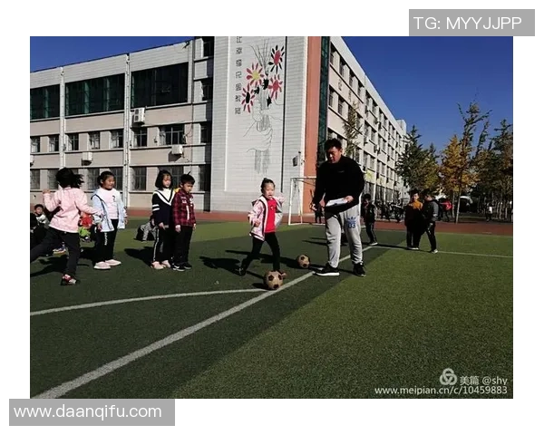 足球明星奔跑姿态如风展现超凡魅力引领运动时尚潮流 足球明星奔跑姿态如风展现超凡魅力引领运动时尚潮流