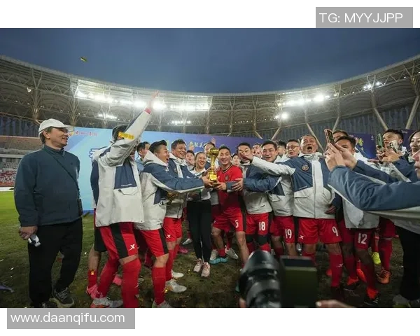 足球明星谦逊待人展现真诚魅力不耍大牌赢得球迷心声 足球明星谦逊待人展现真诚魅力不耍大牌赢得球迷心声