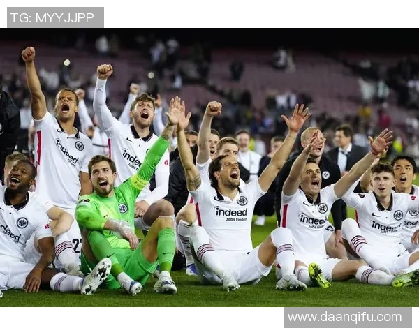 足球明星精彩瞬间踢角球的动感图片展示与分析 足球明星精彩瞬间踢角球的动感图片展示与分析