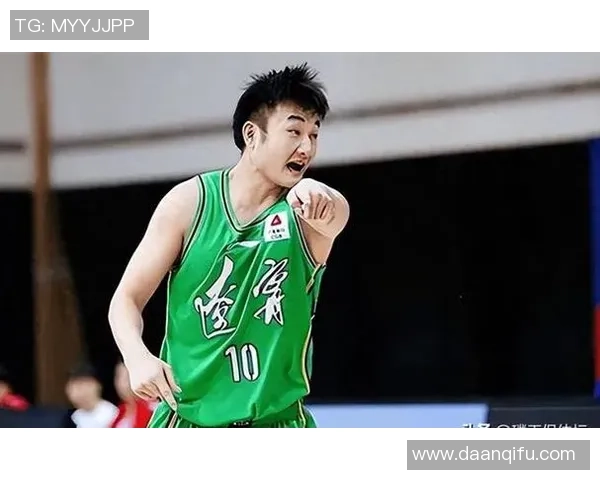 重庆篮球队灵活性变革引发热议探索新战术与团队协作的未来发展