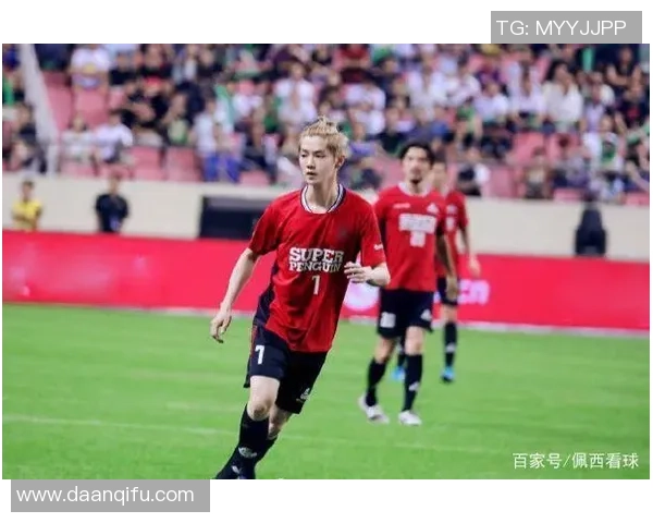 鹿晗在足球场上的精彩表现引发明星球迷热议与关注 鹿晗在足球场上的精彩表现引发明星球迷热议与关注